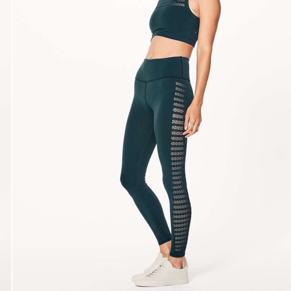 Lululemon Reveal 7/8 Tight (Stripes 25")
Submarine